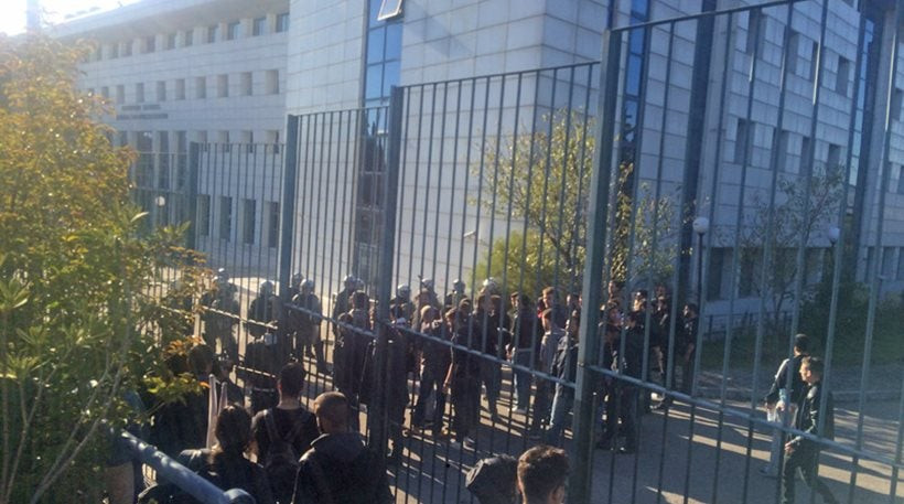 Σε «κλοιό» φοιτητών το υπ. Παιδείας: Καταγγέλλουν ελλείψεις καθηγητών και τριτοκοσμικές συνθήκες στις εστίες